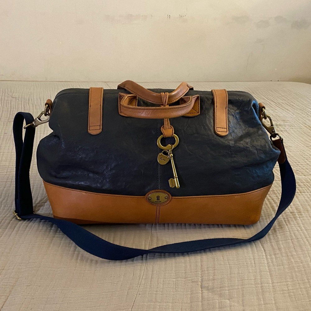 FOSSIL Leather duffle bag. Color navy. Weekender